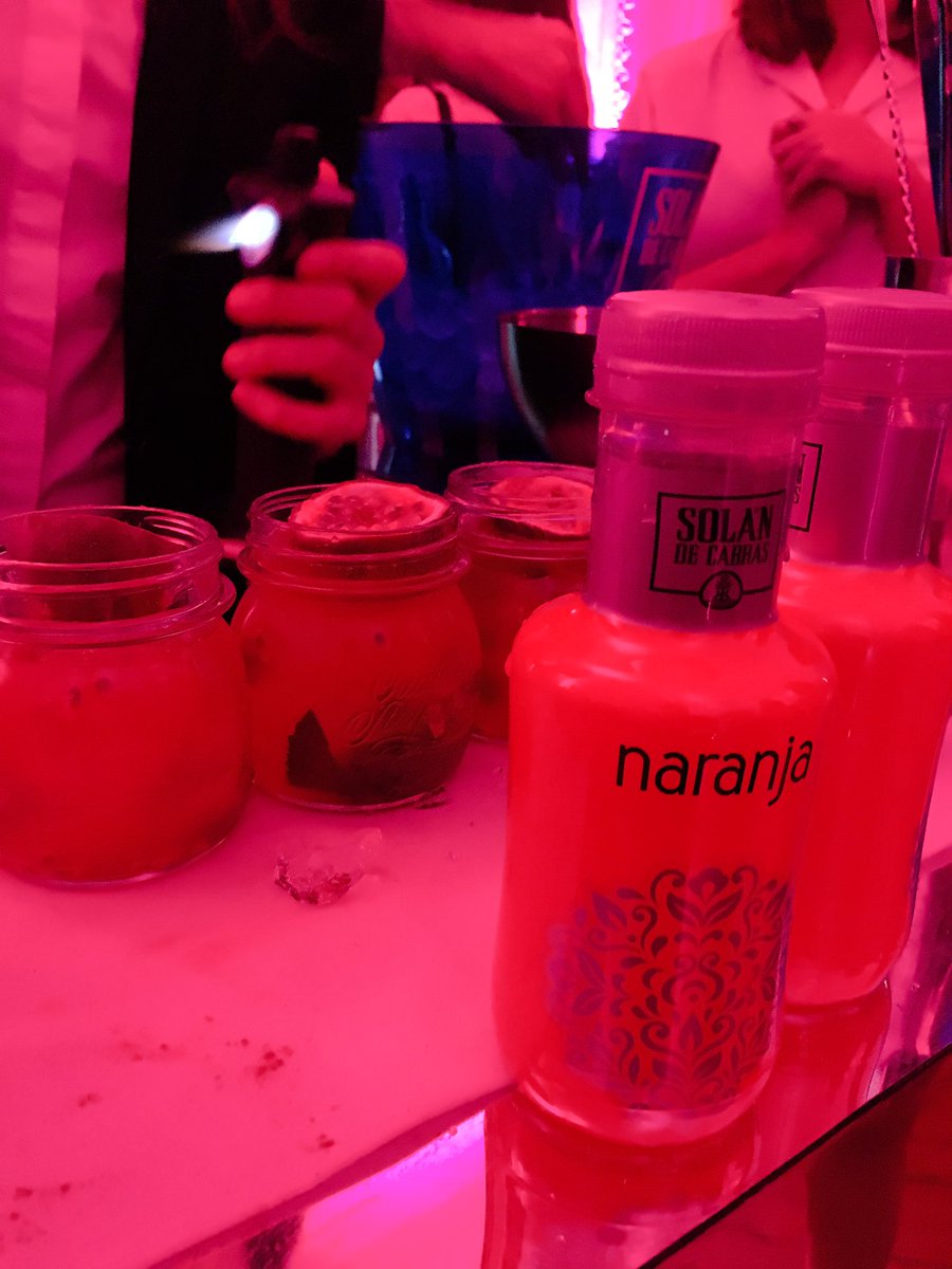 sanluwal's tweet photo. RT RubenBejarano: Hoy toca #cosmopyjamaparty ! Y la coctelería de Solan_de_Cabras no podía faltar! #Cocteleria #So… https://t.co/zbHtUix0dv