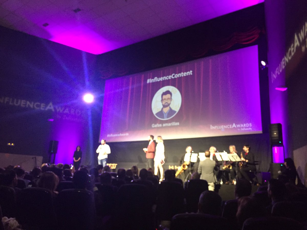 POINTMgz's tweet photo. ¡En directo! El premio de #InfluenceContent es para @GafasAmarillas desde Miami. #InfluenceAwards https://t.co/IVskgbOKvk