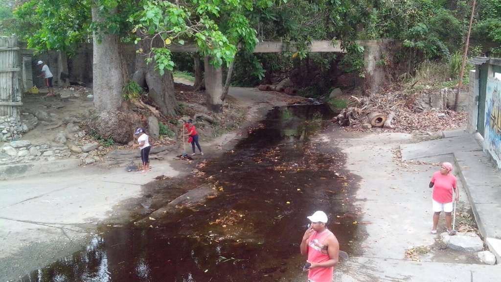 saraevol's tweet photo. Primera jornada de limpieza #Haciendotrabajosocial CUYAGUA del pueblo para el pueblo !! @GersonP90 @Carmona4F https://t.co/wZuberIHhK