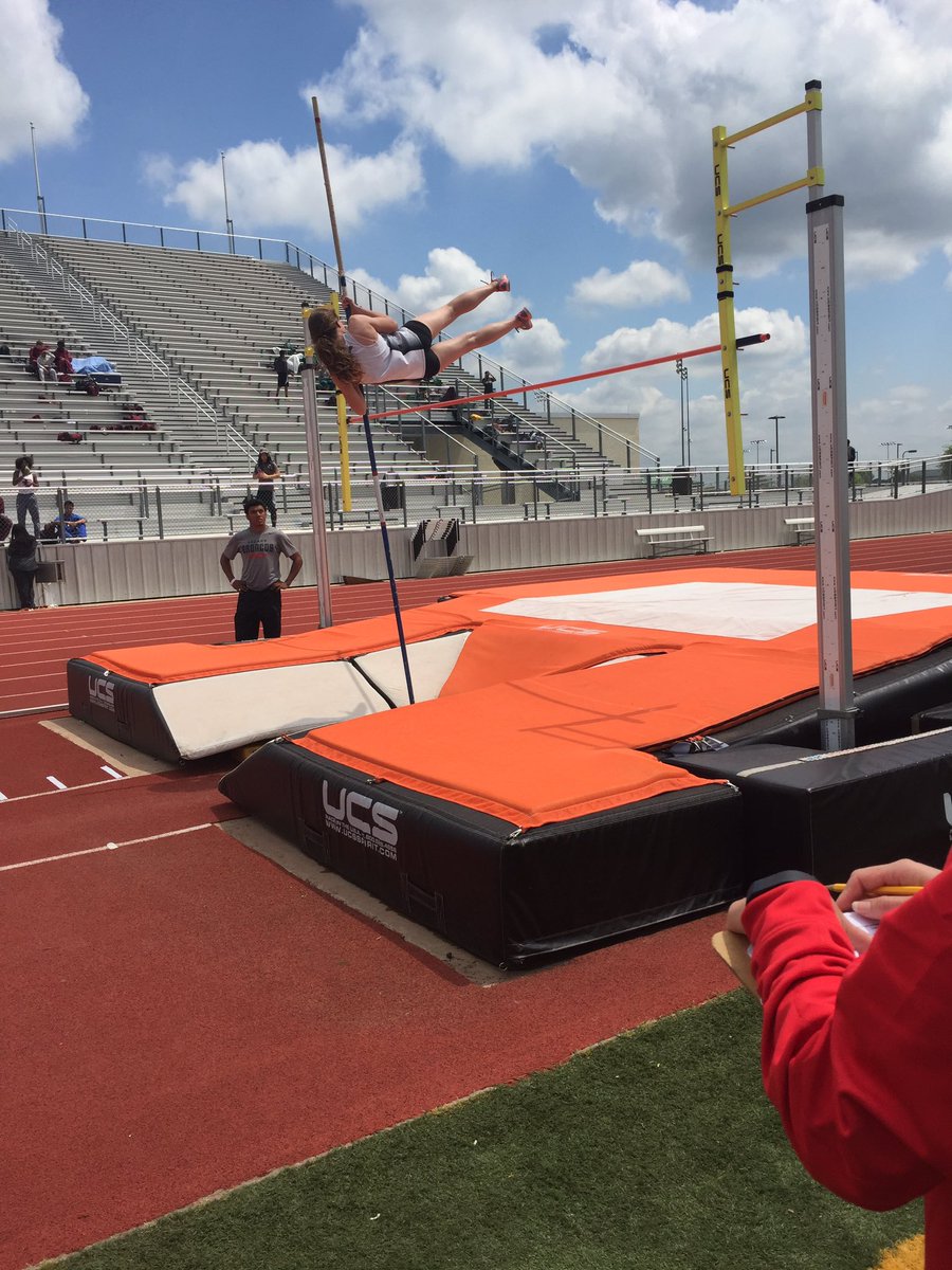 broncoxc's tweet photo. K. Bosecker competing in the JV PV on a beautiful day #district2016 https://t.co/2GUdwTcwHB