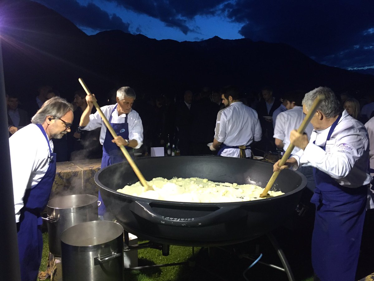 mbgbauer's tweet photo. Too many cooks? https://t.co/HogWG6bWGh
