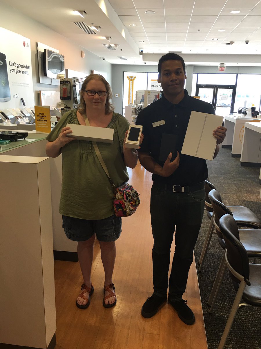 Sprint Store 825 tweet media