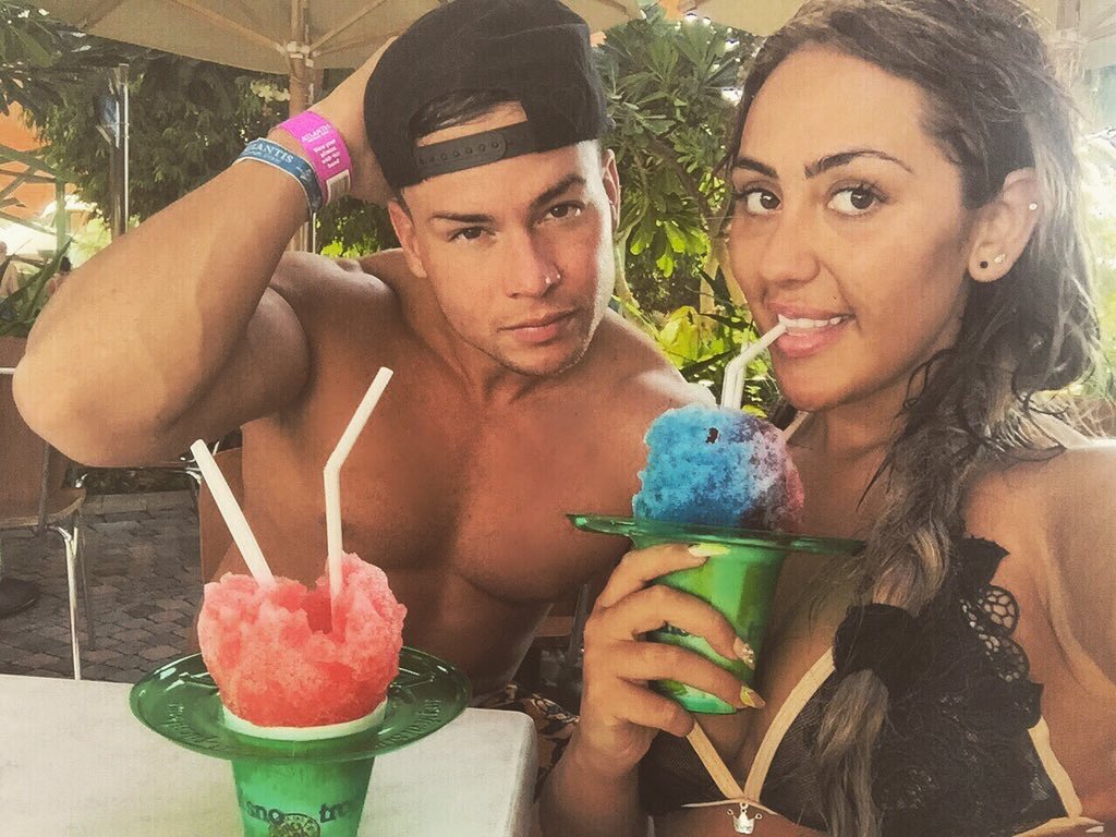 soelgshore5's tweet photo. #Soel #SoelGShore how hot is soel omg https://t.co/im2rb3eYWp