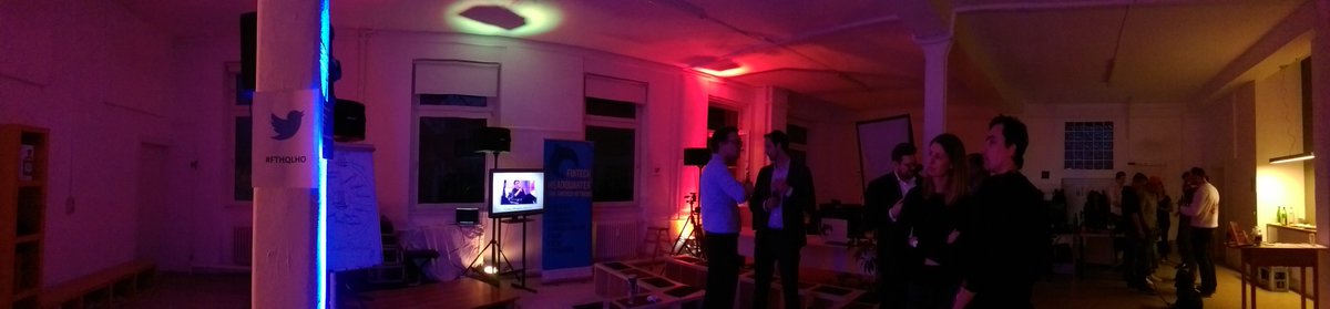 FinTech_HQ's tweet photo. Mit der Dunkelheit wird's noch gemütlicher im #FTHQ #FFM.... Es ist noch Bier da! #FTHQLHO #Community https://t.co/rPQoHwbtro