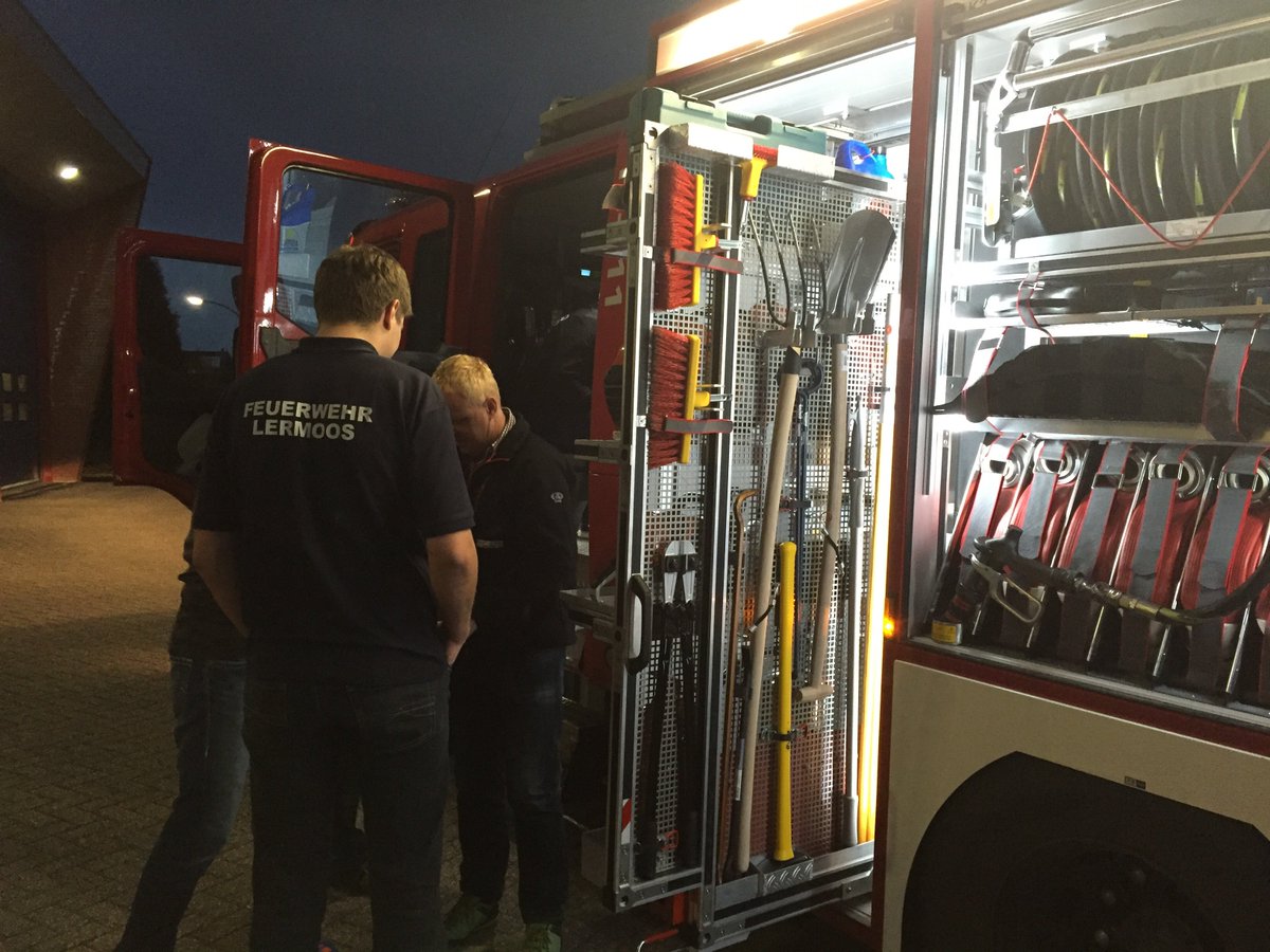 Brwhia's tweet image. Onze vrienden van de brandweer Lermoos (A) zijn bij ons te gast. Ze bewonderen ons nieuwe voertuig. #partnerschap