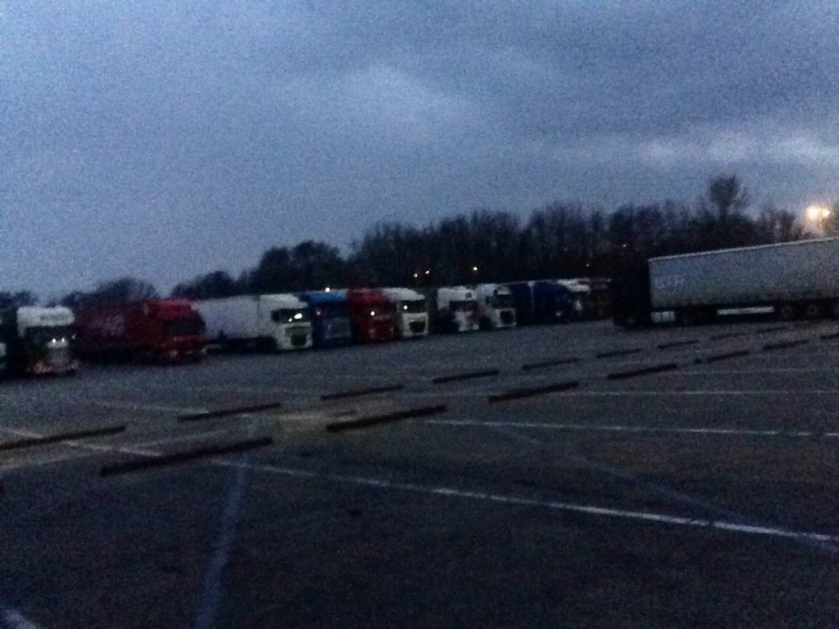 KentPoliceRoads's tweet photo. Loads of room in the services but we are still having to deal with lorries on the hard shoulder #YouCantStopThere AE https://t.co/k9CpLetTLZ