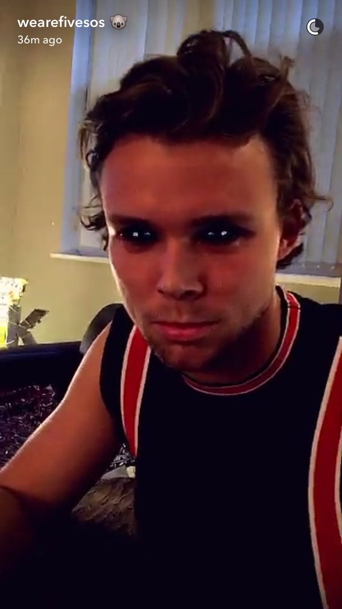 5SOS_Daily's tweet image. Yessss Ashton!! I'm digging it 😍😍😛😛😛😛