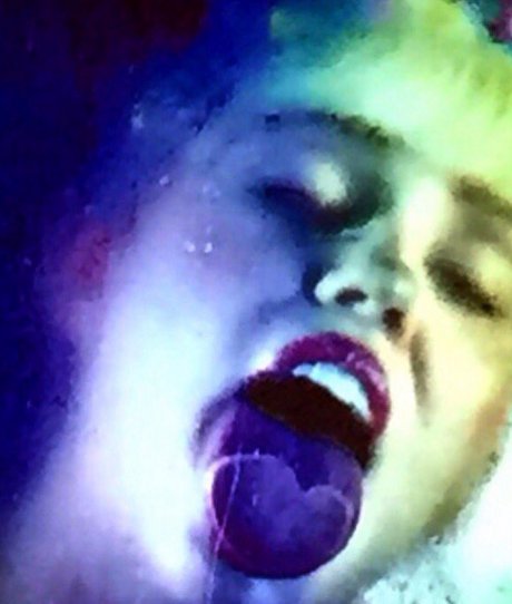 CyrusOnlineFR's tweet photo. #PHOTOS : Miley pour sa collaboration avec Marc Jacobs et Planned Parenthood (@PPact). https://t.co/RN9IQgzwxs