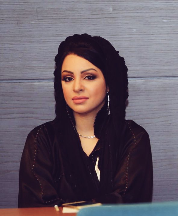 ان لم تستطع ان تكون نور لمن حولك بالايجابيه والابتسامه بالحياه فلا تدفن الاخرين في سلبية تفكيرك وظلام رؤيتك لها 💎