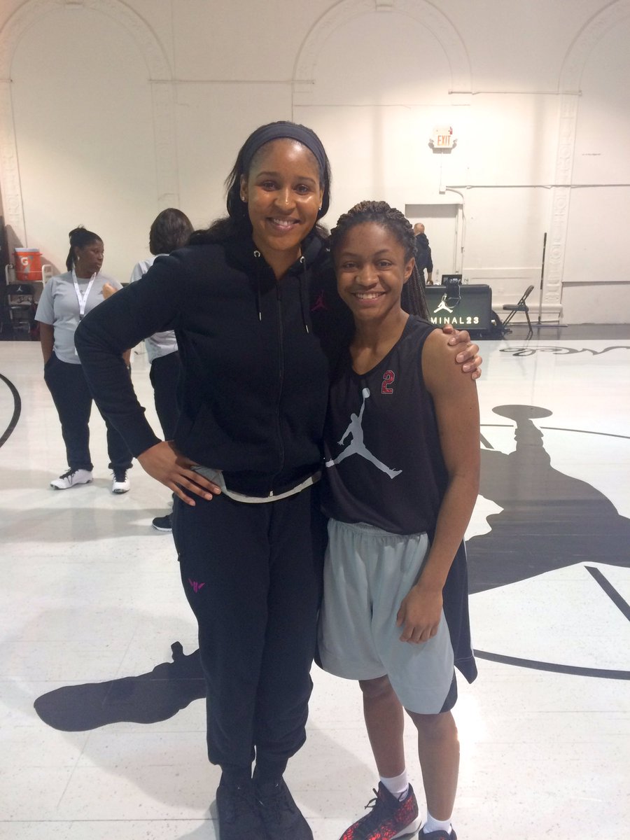 Crystal got some words of wisdom from Maya Moore today before practice.🐾 #UConnHuskies #JordanBrandClassic