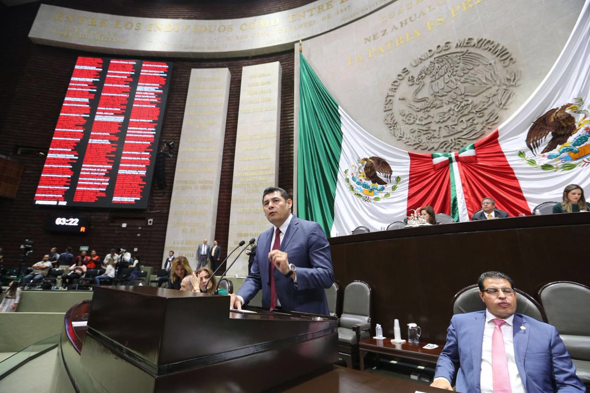 armentapuebla_'s tweet photo. @SandraIzcoa hoy presenté iniciativa en tribuna a favor de jóvenes y antes la de reducción de legisladores abrazo https://t.co/0N2kRFjWNf
