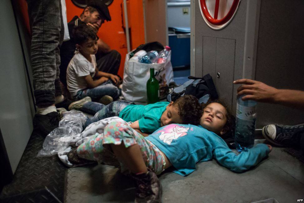 ياعرب الذل والمهانة والهوان -=- بالصور.. شاهد كيف ينام الأطفال اللاجئون السوريين
