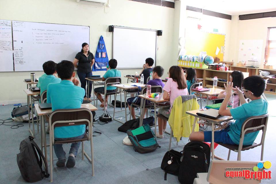 EqualBrightBdg's tweet photo. Milepost 3 students made observations about the water phase in the solid  form(ice). https://t.co/cb3IgG6hm8