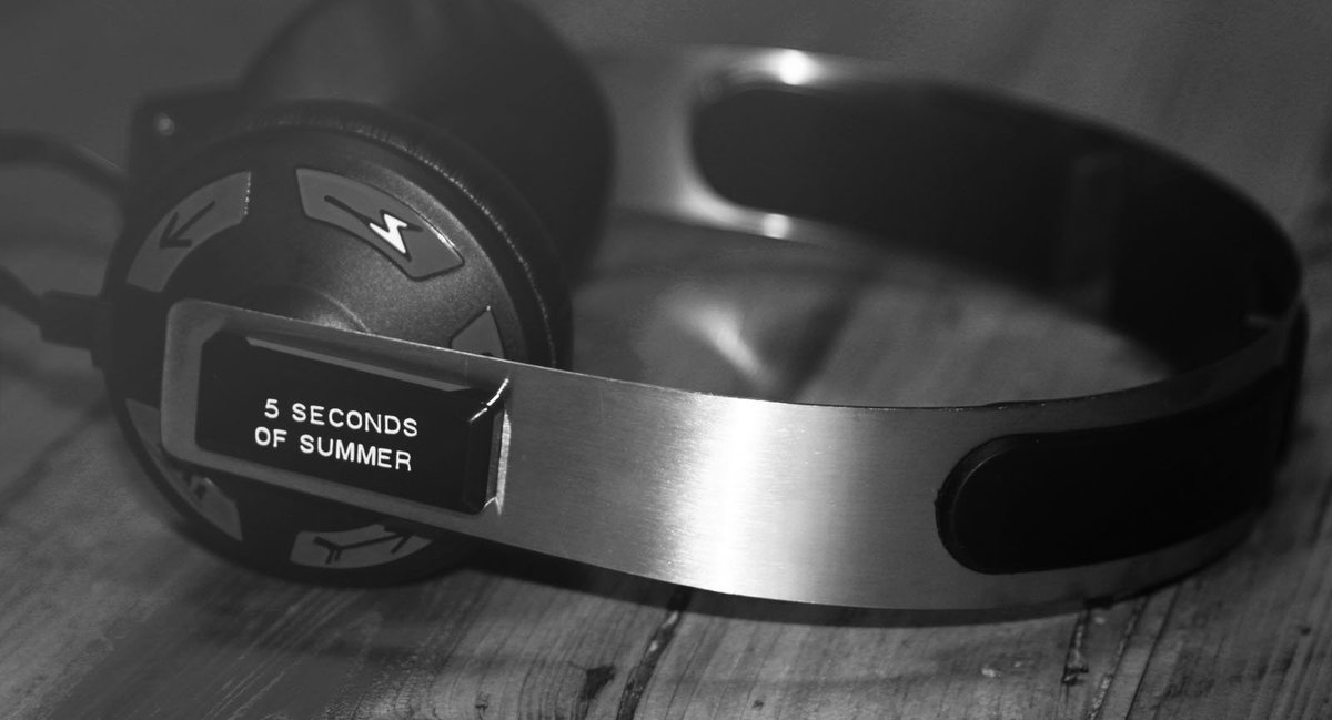 Anastasiamusic1's tweet photo. OMG Need these @5SOS headphones in my life https://t.co/JTUFGFv1CF #essential5SOS https://t.co/FYjk61g0J3