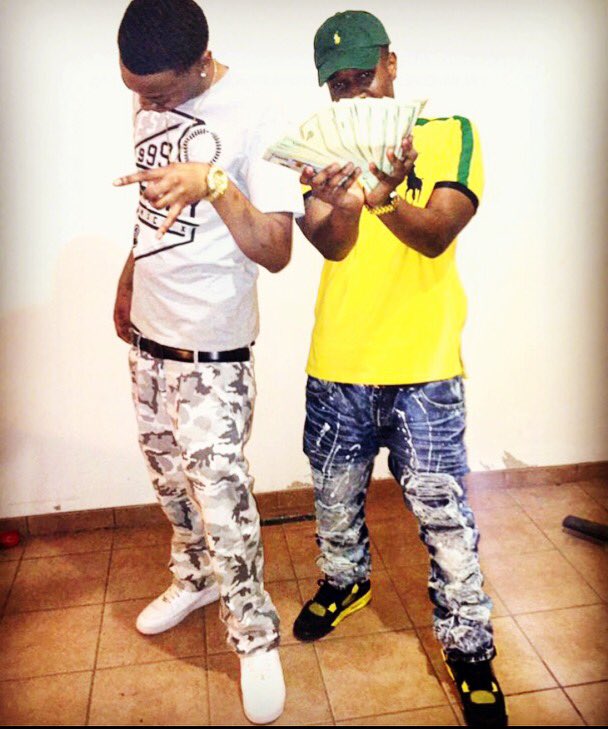 donblockbeezy's tweet image. Blood made us family loyalty made us brothers 💉💉💉💯💯💪🏽 Don Block shit #FreeJB