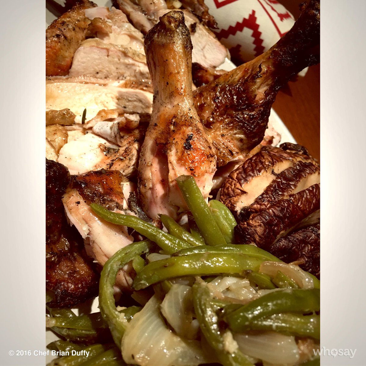 Chefbriduff's tweet photo. Southern beans, roasted shrooms, rosemary & lemon @bellandevans chicken. #cleanandtasty #duffified #home https://t.co/l6KoP9TyR4