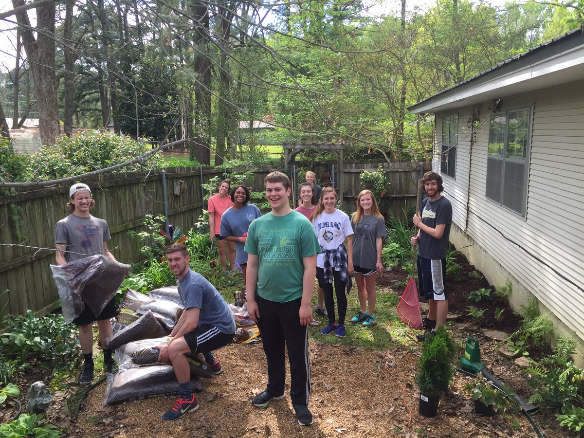 Bisons4Christ's tweet photo. #B4C16 continues to Thursday where a group of seniors returns to Ms. Downing's house to do yard work for a 3rd year. https://t.co/sjHyf0avJG