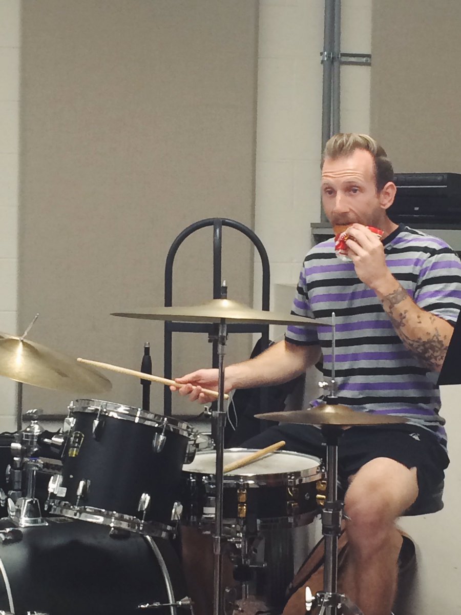 racheldmtto's tweet photo. When your drummer is kinda drumming but not really, and you turn around and see this https://t.co/bNQPPxAIKk