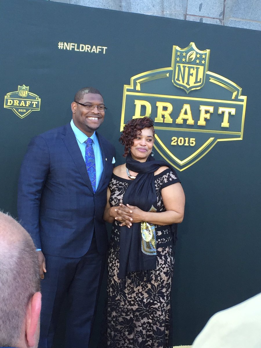 ndmom's tweet photo. It was all smiles for Laken Tomlinson &amp; his mom at last year's #NFLDraft.#DraftMOMent 
14 days #CountdownToDraft https://t.co/4Yq59JQPyy