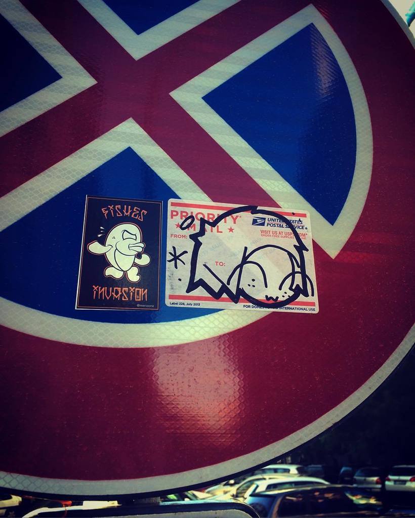 StArtEverywhere's tweet image. A big day with @bukowskichan ✌🏻️🐟 #fishesinvasion #merioone #bukowskichan #streetartroma #streetartrome #stickerart…