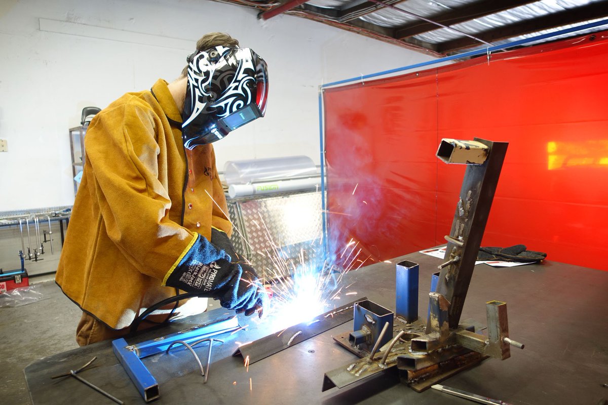 splintercallous's tweet image. Had visit from the Weekly Review yesterday. Got him welding in under 10mins! #splinterandcallous #getyourhandsdirty