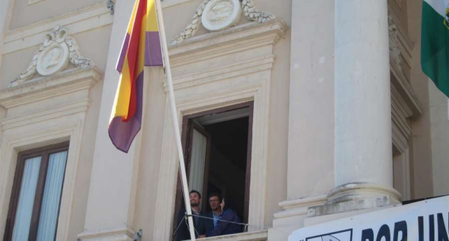 sextaNoticias's tweet photo. Kichi defiende la legalidad de la 'tricolor' y anima al PP a "reconciliarse con su pasado" https://t.co/XVg9srlDfu https://t.co/TyXypRnkgV