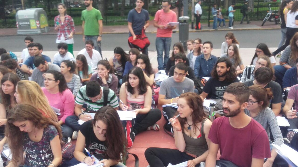 MelBordone's tweet photo. Los docentes universitarios también dicen NO al Ajuste. 13-14-15 abril #ParoNacional. Apertura de las paritarias YA! https://t.co/9yWClwdKnk