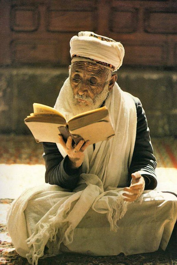 shams_t1's tweet photo. نصحت المريدين :عليكم بصحبة الكتب مدار أوقاتكم,فهى سلوة المُريد وأنيس الوحيد ففيها سعة الأفق ونماء الوعي وبركة العمر https://t.co/vaHM2RAHu2