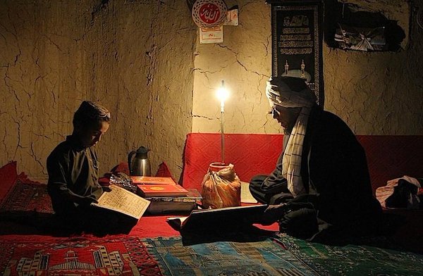 قال أحد العارفين: العلم عوض من كل لذة، ومغنٍ عن كل شهوة، فمن تفرد بالعلم لم توحشه خلوة، ومن تسلى بالكتب لم تفته سلوة