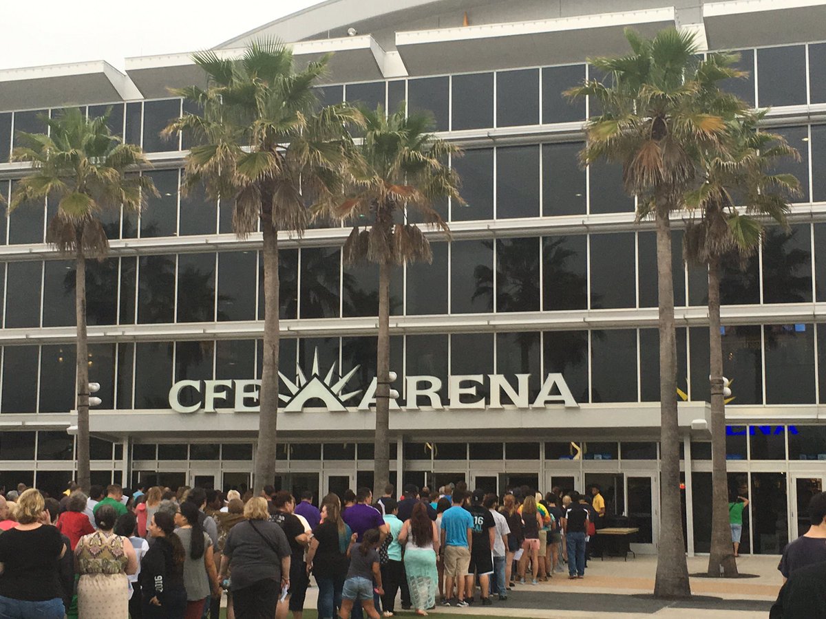 Doors are opening!!! Follow my personal account <a href="/TrevMusicXpert/">T-REV</a> for more!!! #PTXWorldTourORL