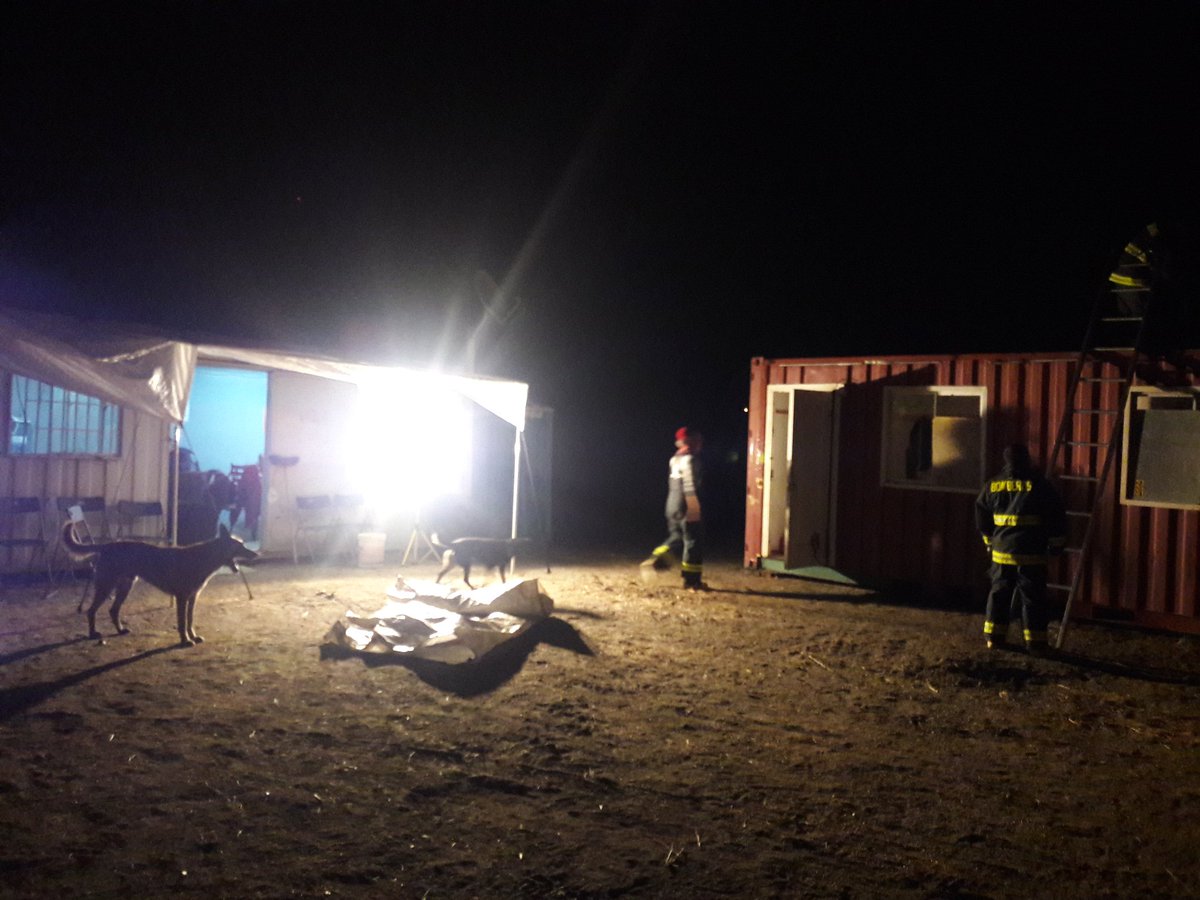 bomberosalamanc's tweet photo. Bomberos Salamanca protegiendo sus contenedores habitacionales por la lluvia para pasar la noche en alerta https://t.co/ZjwqCYZaMJ