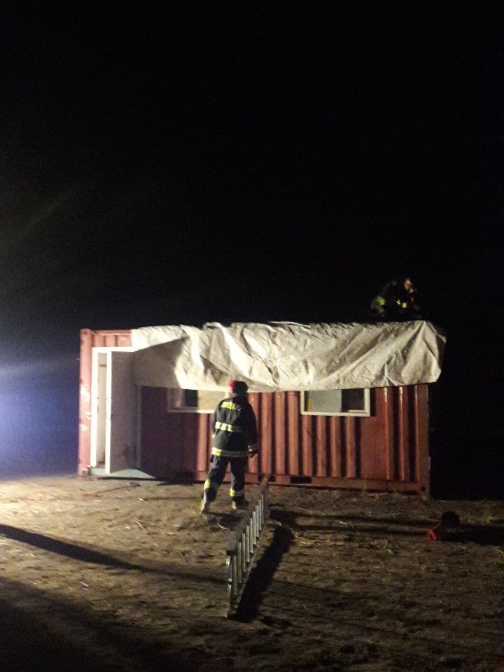 bomberosalamanc's tweet photo. Bomberos Salamanca protegiendo sus contenedores habitacionales por la lluvia para pasar la noche en alerta https://t.co/ZjwqCYZaMJ