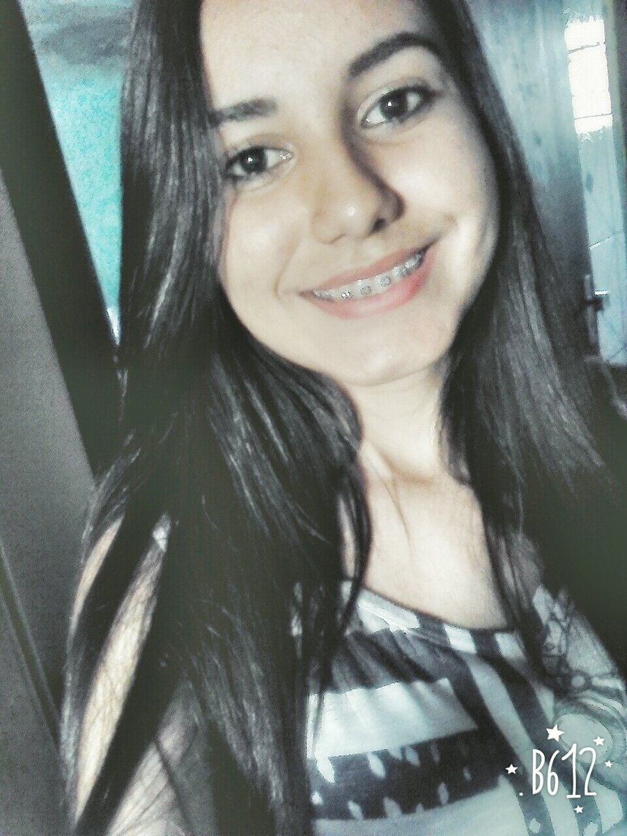 Menina risonha, que ri e sonha 🍃💭😊