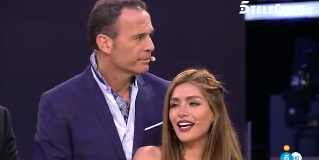 ghoficial's tweet image. Carlos: ¡Me ha quitado el premio! #FinalGHVIP
Laura: Porque me lo merezco