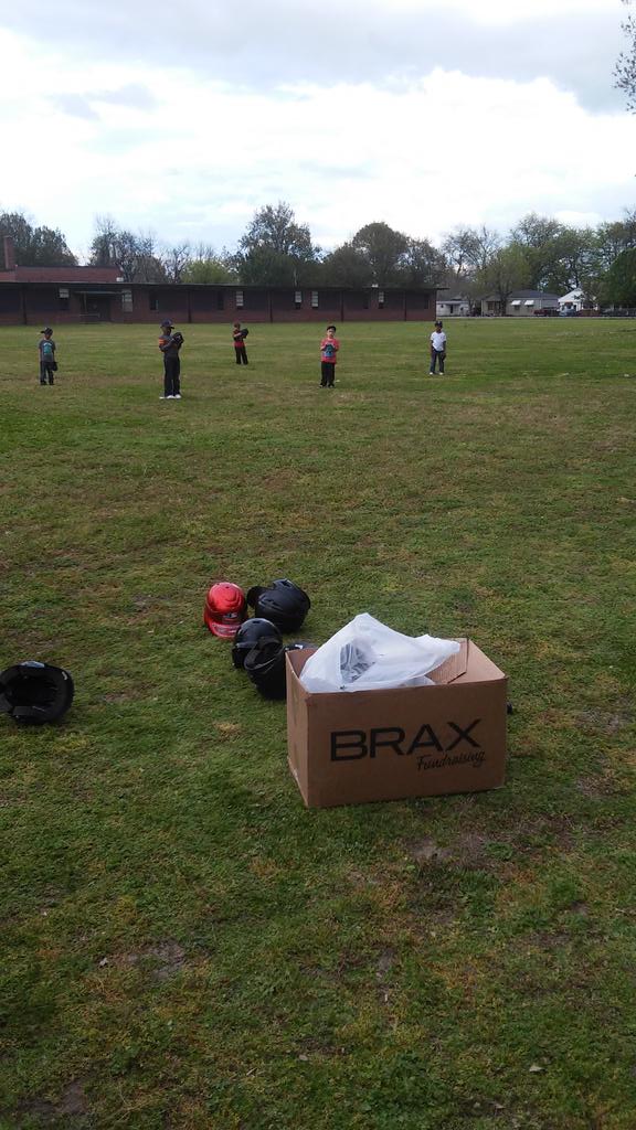 dixoncrystal07's tweet photo. Baseball practice with my love's 😀 https://t.co/lGJUc8Cnu5