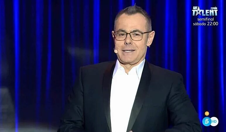 abuelayeye123's tweet image. ¿quien te mola más como presentador ? 
Carlos RT
Jordi FV 
#FinalGHVIP