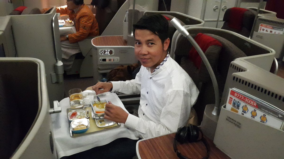 ipphoright's tweet photo. #LiveUpdate. Sy lagi mengudara bersama @IndonesiaGaruda, otw tanah air. Ngetwit di pesawat dgn wifi @TelkomIndonesia https://t.co/r4LkYgF4qs