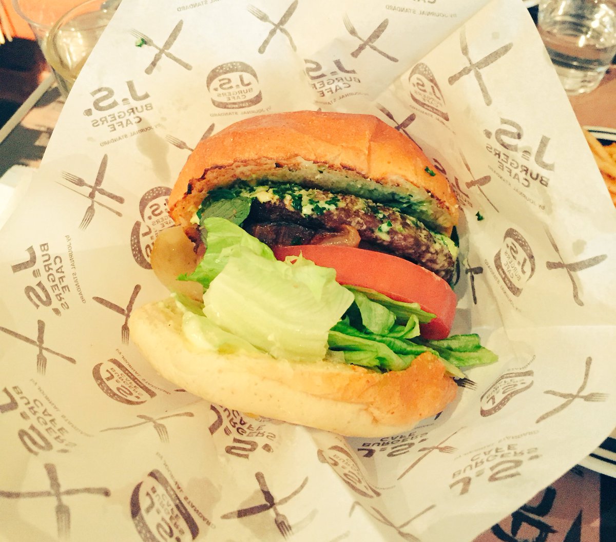 岡田 みほ Twitterren 新宿南口にあるj S Burgers Cafe ジャーナルスタンダード バーガーズ カフェ に行ってきました ランチはもちろん 夜はバーに そしてテラス席もあって ゆったりできる雰囲気で良かった T Co Woc4j8rmjq