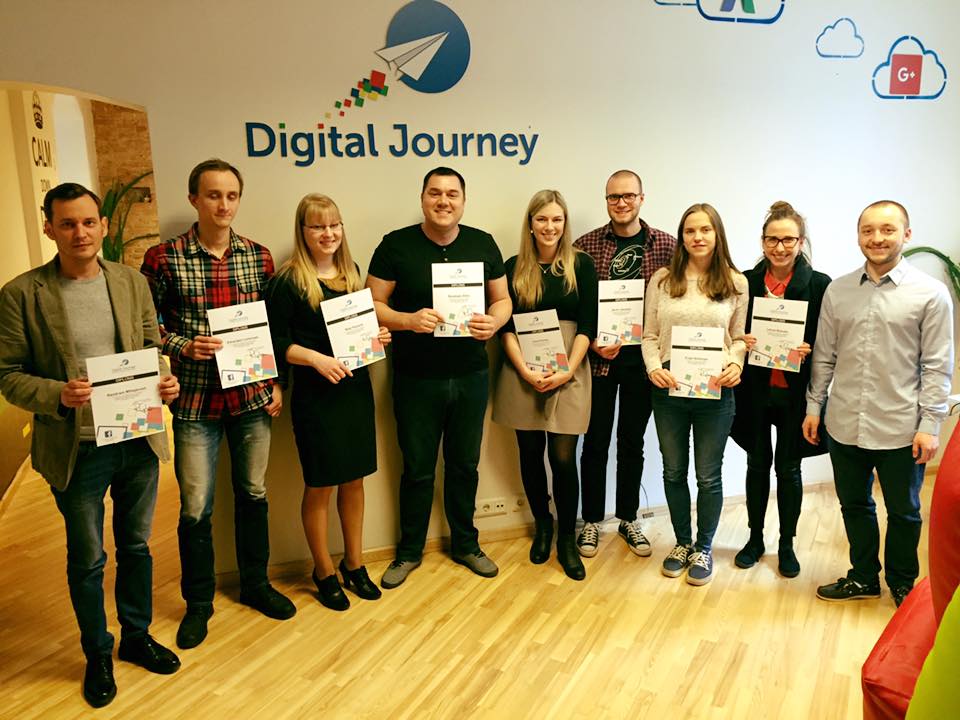 Smaidīgie un jaunas zināšanas ieguvušie Facebook lietpratējiem kursa absolventi. Bija lieliski, paldies <a href="/ralfsgoba/">Ralfs</a>!