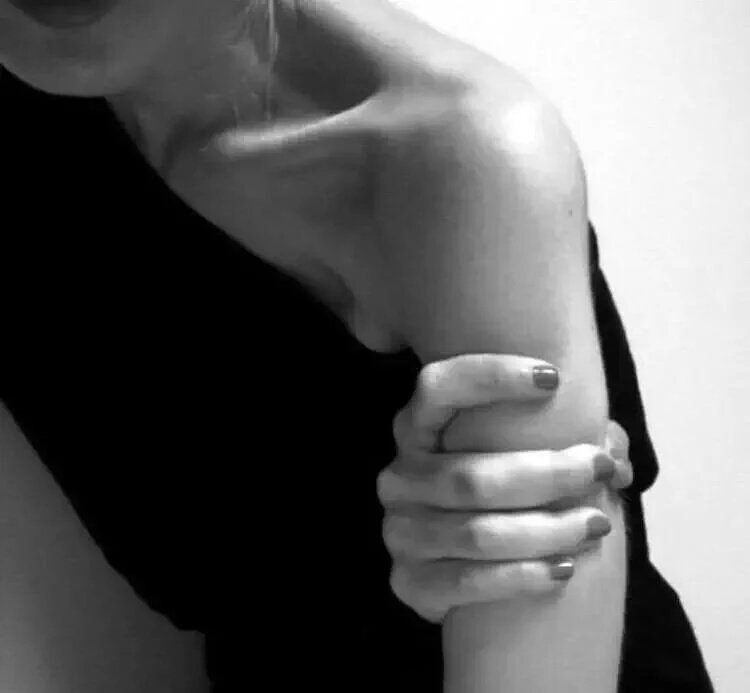 amiasadgurl's tweet photo. #Thinspo #Goals #Stickarms #Tinylegs https://t.co/kZPgFC3Kxd