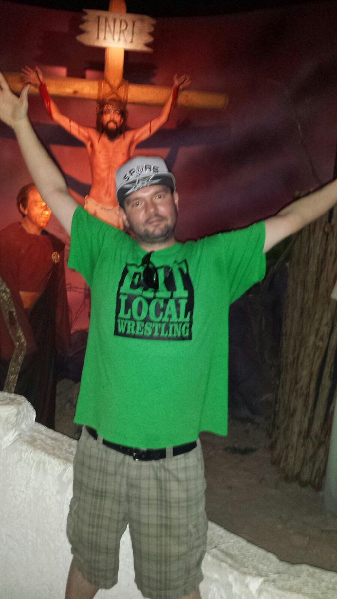 TheRodofJar's tweet photo. @slimfast965 @lazlothebuzz @Snowcone965 Here's my fav. I'm not sure which of us is doing it better... #beapeacock https://t.co/bXWTMfOWTS