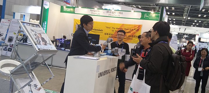 Universal_Robot's tweet image. Come and try programming one of our collaborative robots.   Universal robots are in hall 7 booth 07E415 #Simtos
