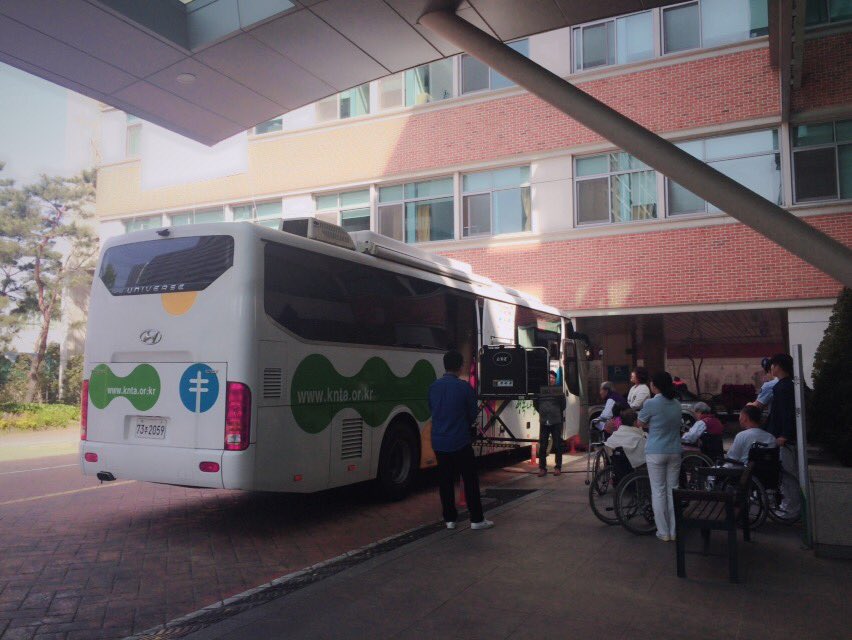 성남시 노인보건센터 이용 어르신들의 흉부엑스선 촬영검진 현장입니다~결핵고위험군이며 거동이어려운 고연령의 어르신들을 위해 대한결핵협회에서 차량을 지원해주셨습니다!