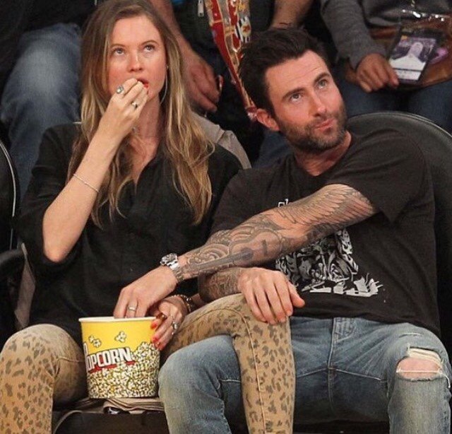 OnlyCuteCouple's tweet photo. Adam Levine และภรรยาคนสวย Behati Prinsloo ที่การแข่งบาสครั้งสุดท้ายของ Kobe Bryant https://t.co/52ubFBJREa