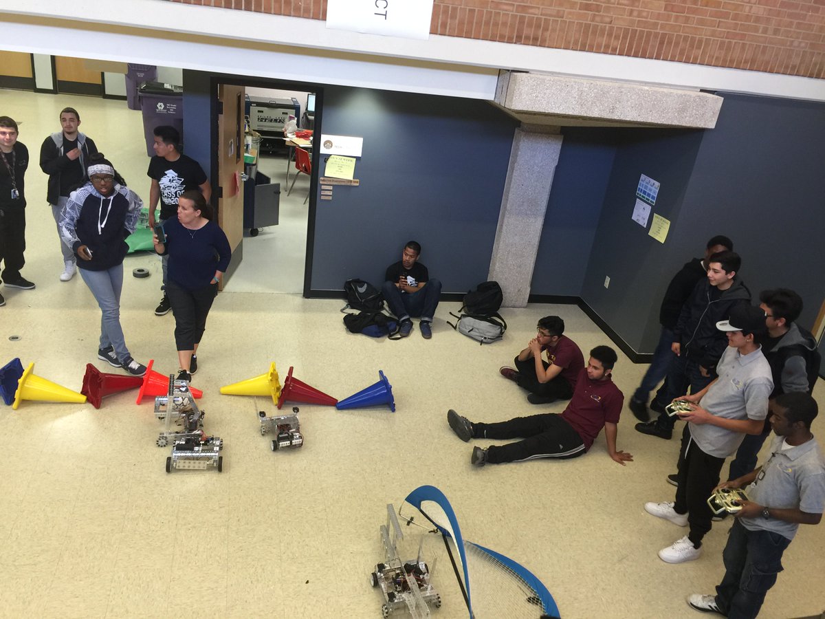 jms2giz's tweet photo. Doing school differently at High Tech Early College @htec_dps @DPSNewsNow https://t.co/ji6eaOlq0o