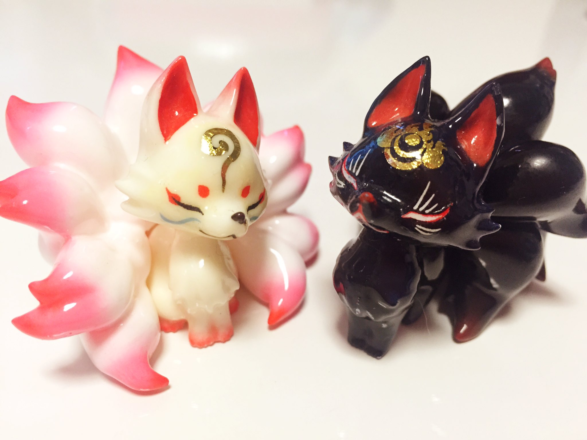 犬耳もえ太 けもケh 12 はなむぐりさん Hanamuguri3752 のキツネフィギュア九尾パーツが届きました 欲しくて堪らなかったので 受注生産本当に嬉しかったです うちの黒狐 白狐が九尾に進化しました T Co Gzqzmslodm Twitter
