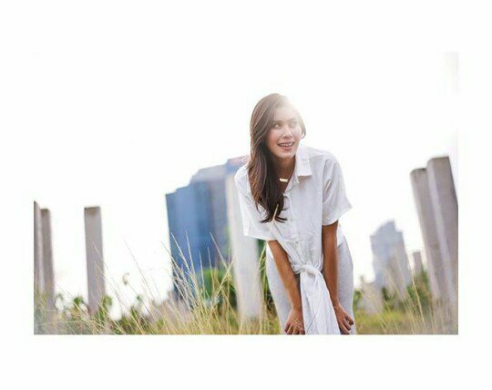 Titawnt's tweet photo. Senyumnya.. Cerrraaaahhh 🍍 🌞 bunga di tengah ilalang.. 🌹🌿🌾 @RealSyahnazS https://t.co/F7cQUtJwjR