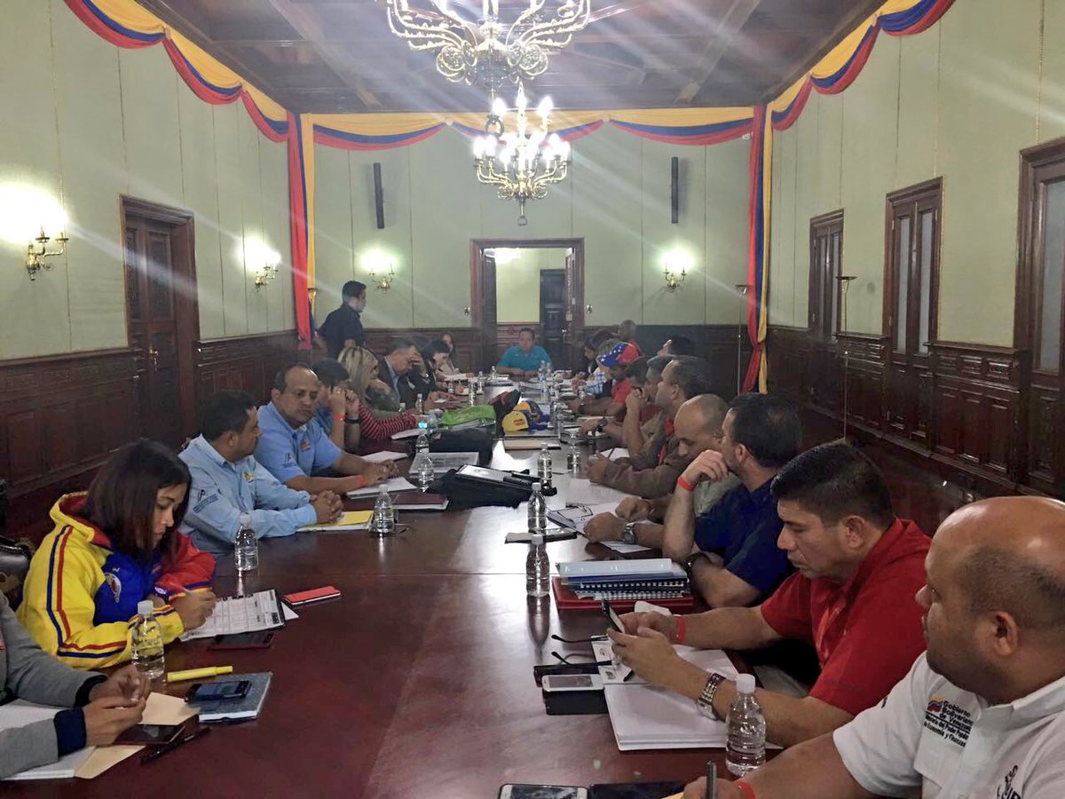 RMarcoTorres's tweet photo. Participan en esta reunión los pdtes de @LaCASA_SA, @MercalOficial, @PDVAL_OFICIAL, @RABSA_OFICIAL y @PrensaCVAL https://t.co/OQ1ZCvK8wS