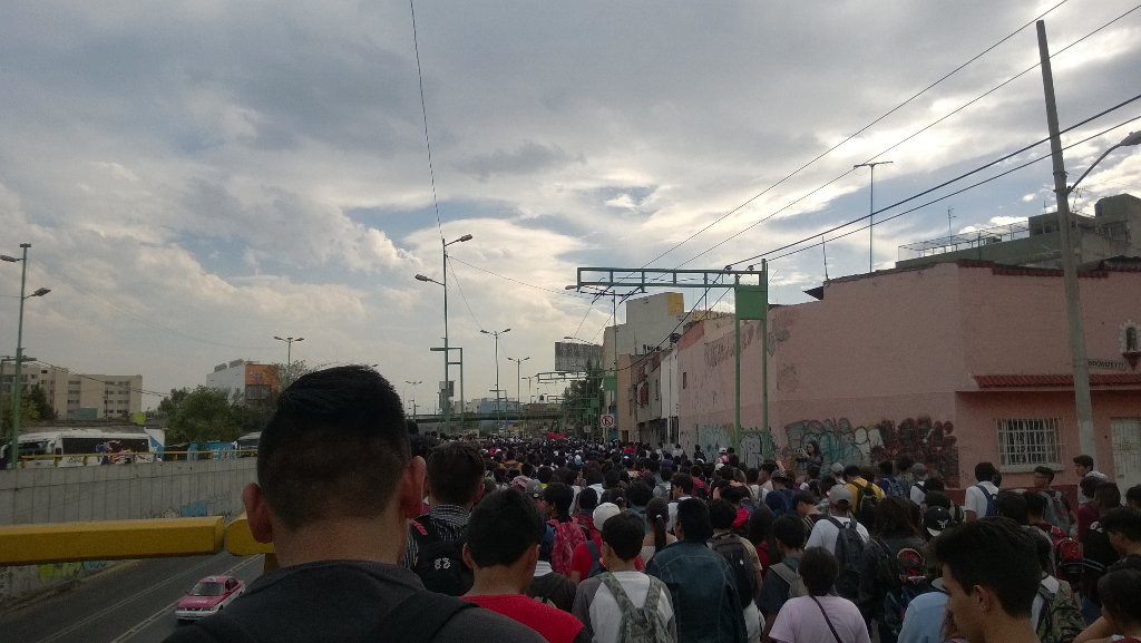 vanessa___gtz's tweet photo. Es hermoso ver a tanta gente junta por una gran causa. ❤ IPN ❤ #MarchaIPN https://t.co/Qvua3ibzp8