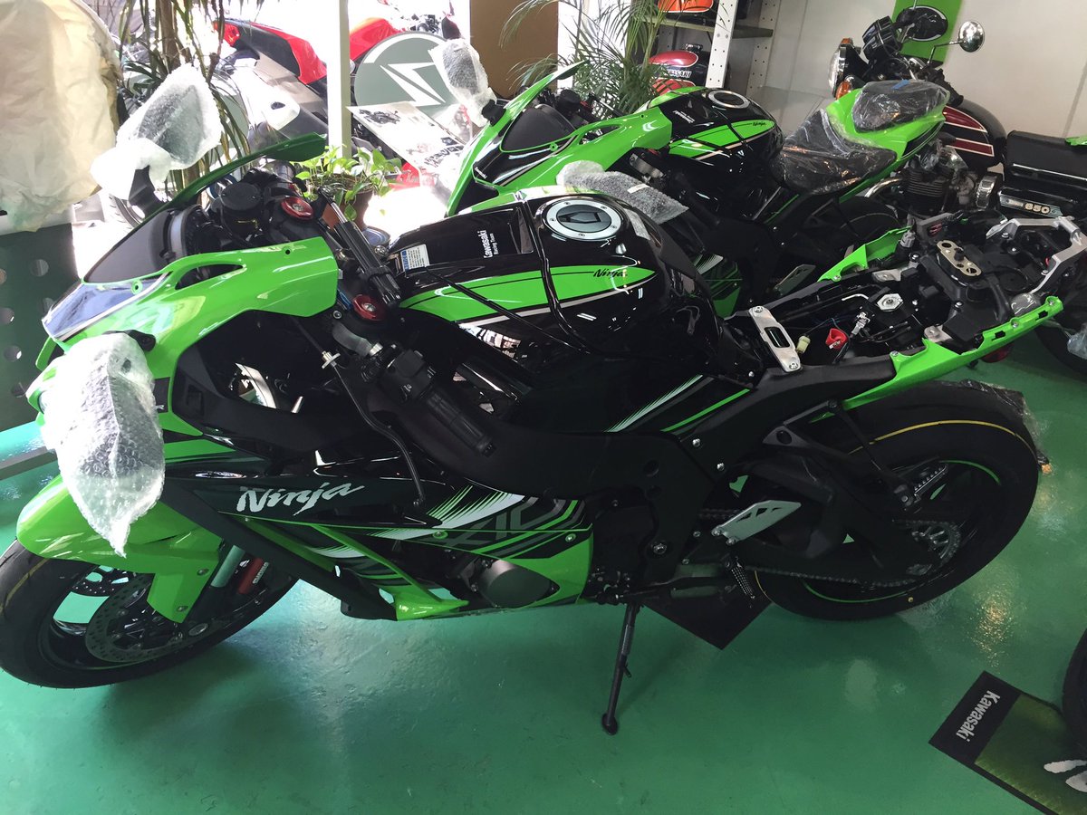 ふみ Ninja乗り 旦那のzx10rが二ヶ月早くバイク屋さんに到着です エンジン音かっこいい Ninja夫婦ですな そをな私はインフルエンザa型 笑 T Co Njovbvjmic
